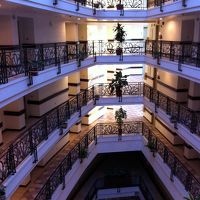 ロビーの吹き抜けがステキです。