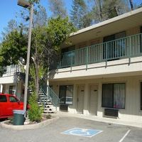 ２階建てのモーテルです。