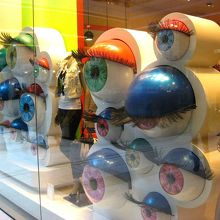 店舗にこんな面白いディスプレイがありました...目が動く！