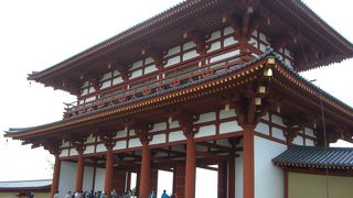 平城京遷都１３００年祭のために、再建された門