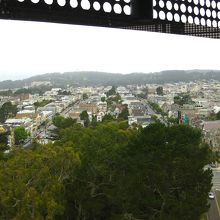 建物の展望台から見た街の景色。