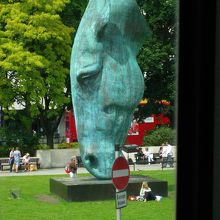 馬の面白銅像♪バスの中、南側から撮影