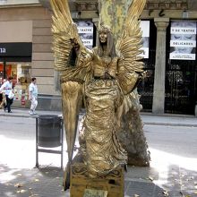 通りの両サイドにずらっとパフォーマーがいます。