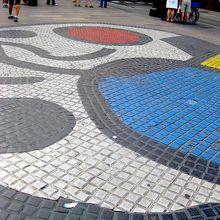 道にはミロの作品が...。