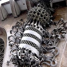 近くにはグエル邸も。