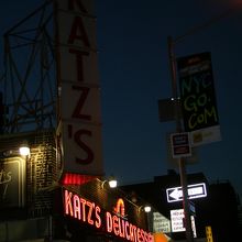 縦の看板が有名だけど、夜はこんな感じ。