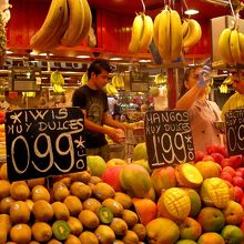 売り子さんも活気があります。