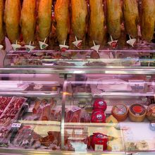 名物生ハムの吊るし...下の逆さの傘で、したたる油を受ける。