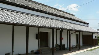 「類例の少ない近世武士の長屋建築」として重要文化財に指定されている松阪城、御城番屋敷