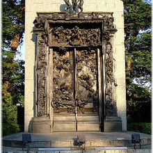 前庭彫刻　ロダン「地獄の門」