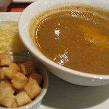 スープドポワソン。香辛料たっぷり。