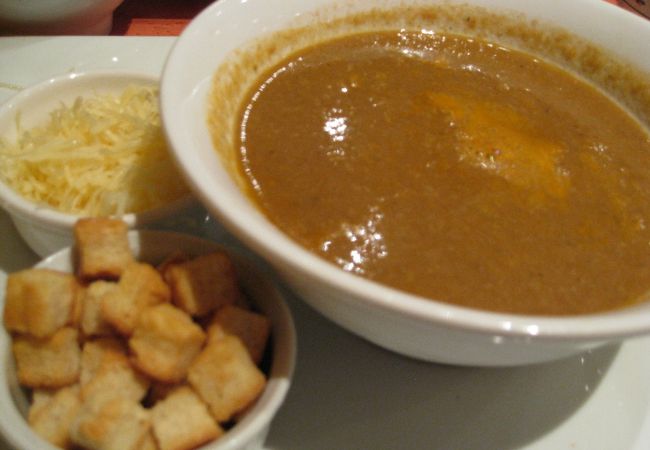 サンマロ城壁内、観光客でいっぱいのお店。「Grand-Mere Augustine」