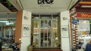 思ったより店内は狭い。