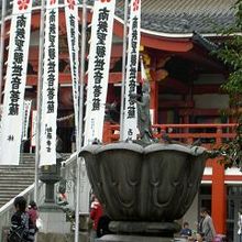 体を傾けて水を飲む、像の上のハト