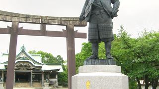 大阪城に行ったら、ぜひ豊国神社の「豊臣秀吉像」を見てくださいね。