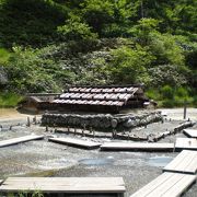 湯元源泉は硫黄の匂いが漂い、温泉がここから出ているのが見てとれます。