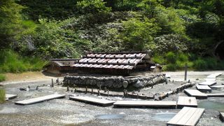 湯元源泉は硫黄の匂いが漂い、温泉がここから出ているのが見てとれます。