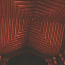 ホールの天井は神社建築の木組みのよう。