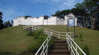 青空に映える白い砦