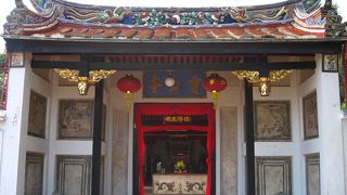 墓地の麓に静かにたたずむ寺