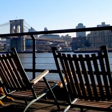 木のベンチでのんびりイースト・リバーを眺めます。