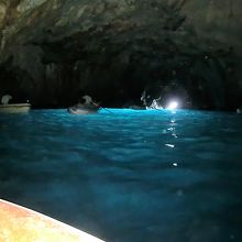 フラッシュつきで撮ると洞窟の中の様子がよくわかります。