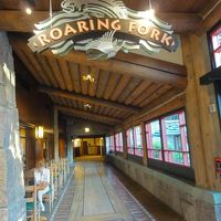クイックサービスのレストラン ROARING FORK