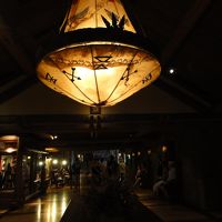 夜のロビー近くは色温度の低い照明でぼんやり照らされます