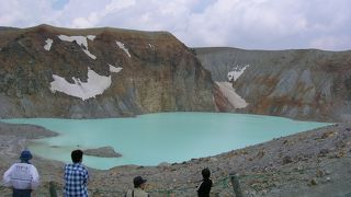 エメラルドグリーンの火口湖は神秘的とも言える景観