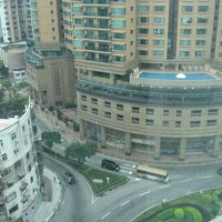 正面のマンションにはプールあり