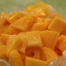 かき氷の上に沢山のったマンゴー