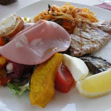 ピアットウニコ　おまかせなので、お隣の方とパスタが違うことも