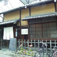 住宅街の真ん中にあります