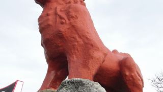 荒々しい岩場の岬と白い灯台。