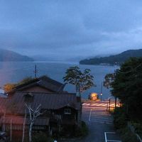 早朝、白んできた中禅寺湖