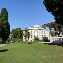 外から数ある建物を見る