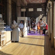 ここで靴を脱ぎます