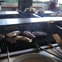 サーロインとニューヨークステーキ。魚はマヒマヒ。