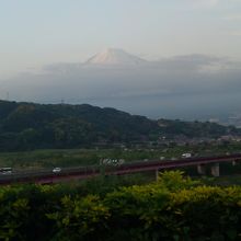 裾野に雲を配した富士山。人の営みとの対比がいい感じ。