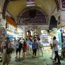 内部。人通りはそこそこ