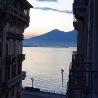 窓からはヴェスビオが見える
