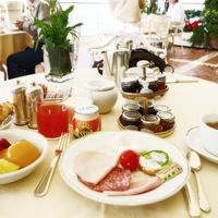 テラスでビュッフェの朝食