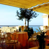 テラスは卵城が見えてとても優雅