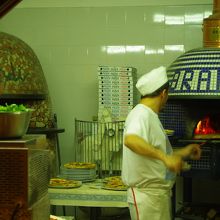 ピッツァを焼いているところが見えます