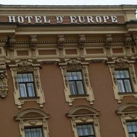 ホテル建物上部のサイン