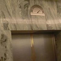 ロビー階のエレベータ口にある停止階を示す針