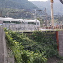 結構沢山の列車が通過しています