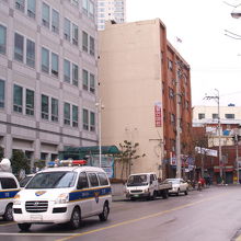 左の建物が釜山鎮警察署　最初の目印