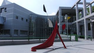 都会の公園の中にたたずむ美術館！
