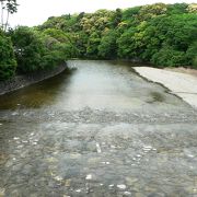 伊勢神宮内宮の西端を流れる五十鈴川 （いすずがわ）